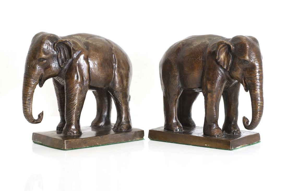 A pair of bronze bookends, 20th century - 3