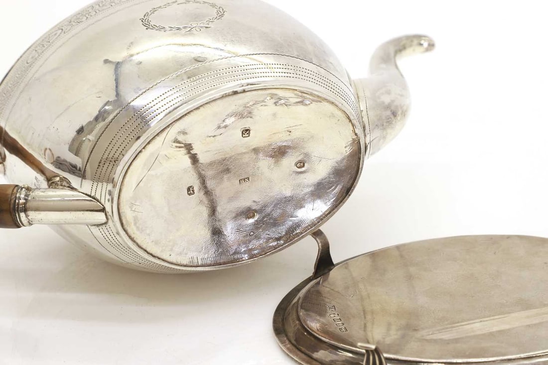 A George III silver teapot London, 1805 - 3