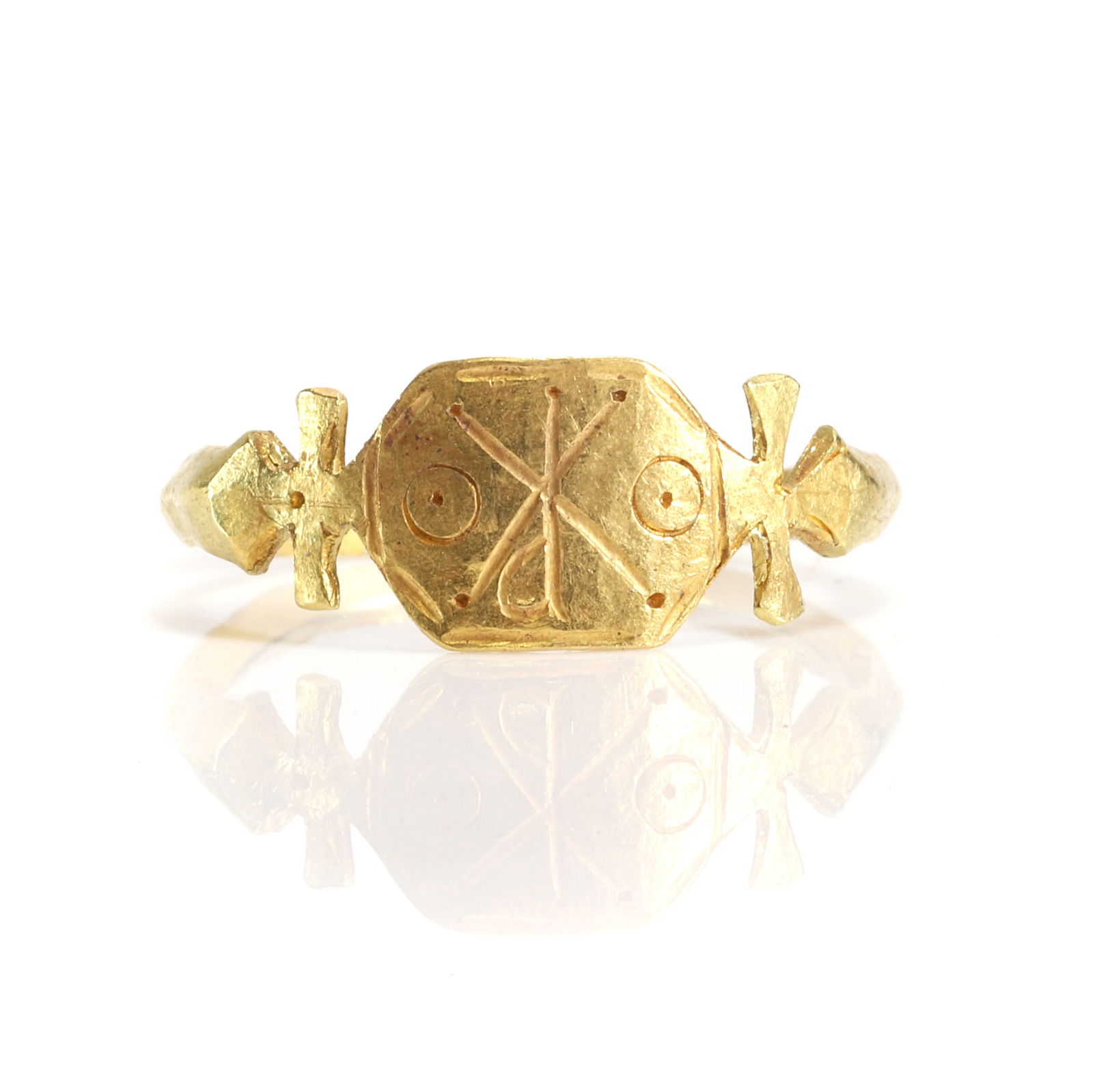 A gold plaque ring, (1 of 3)