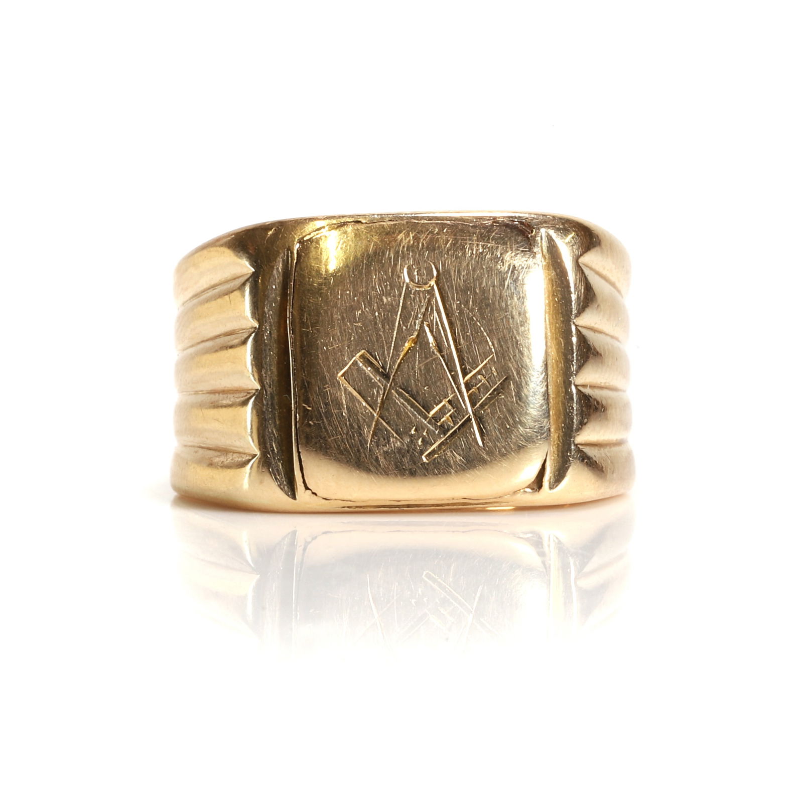 A gold Masonic ring, (1 of 3)