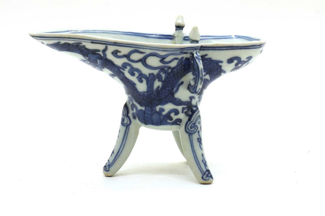 A Chinese blue and white jue cup, 20th century - 2