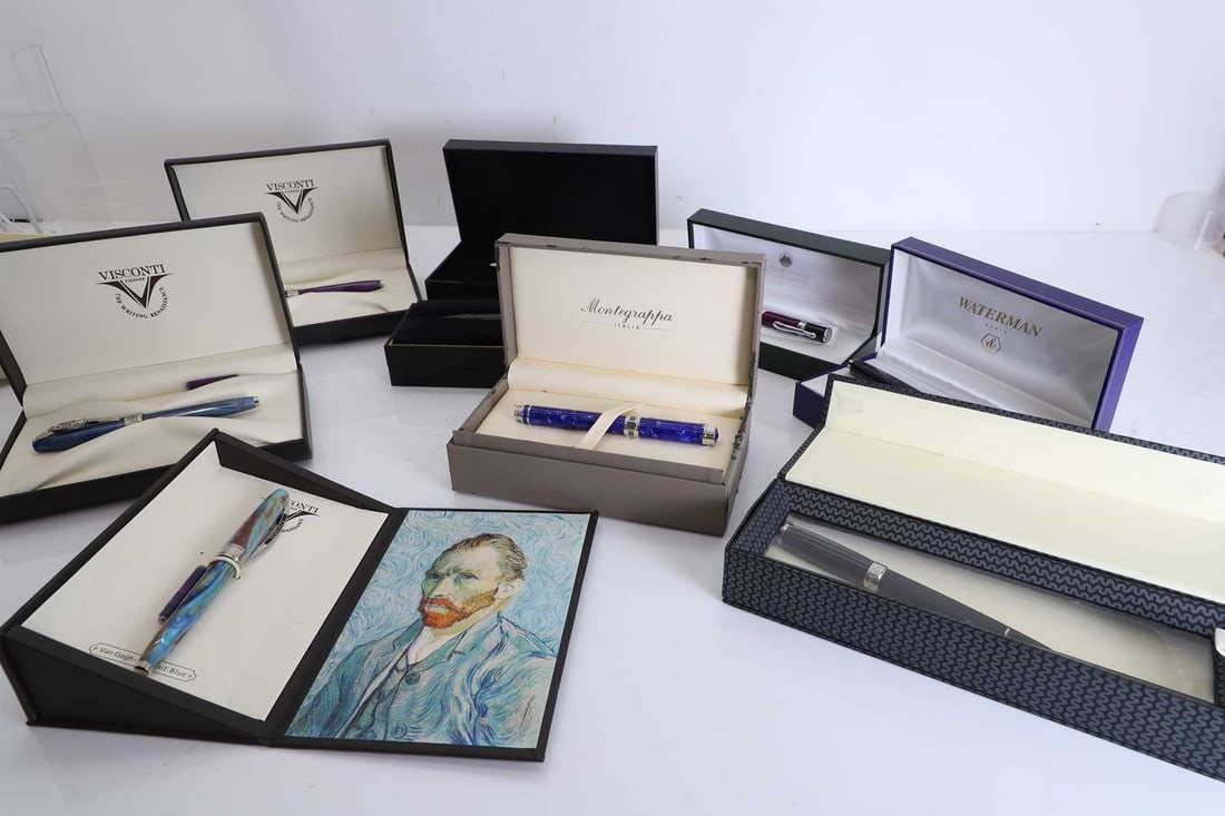 A large collection of pens,