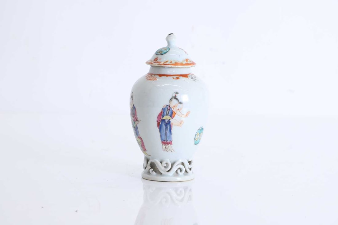 A Chinese export porcelain tea caddy and cover, 18th century, - 2