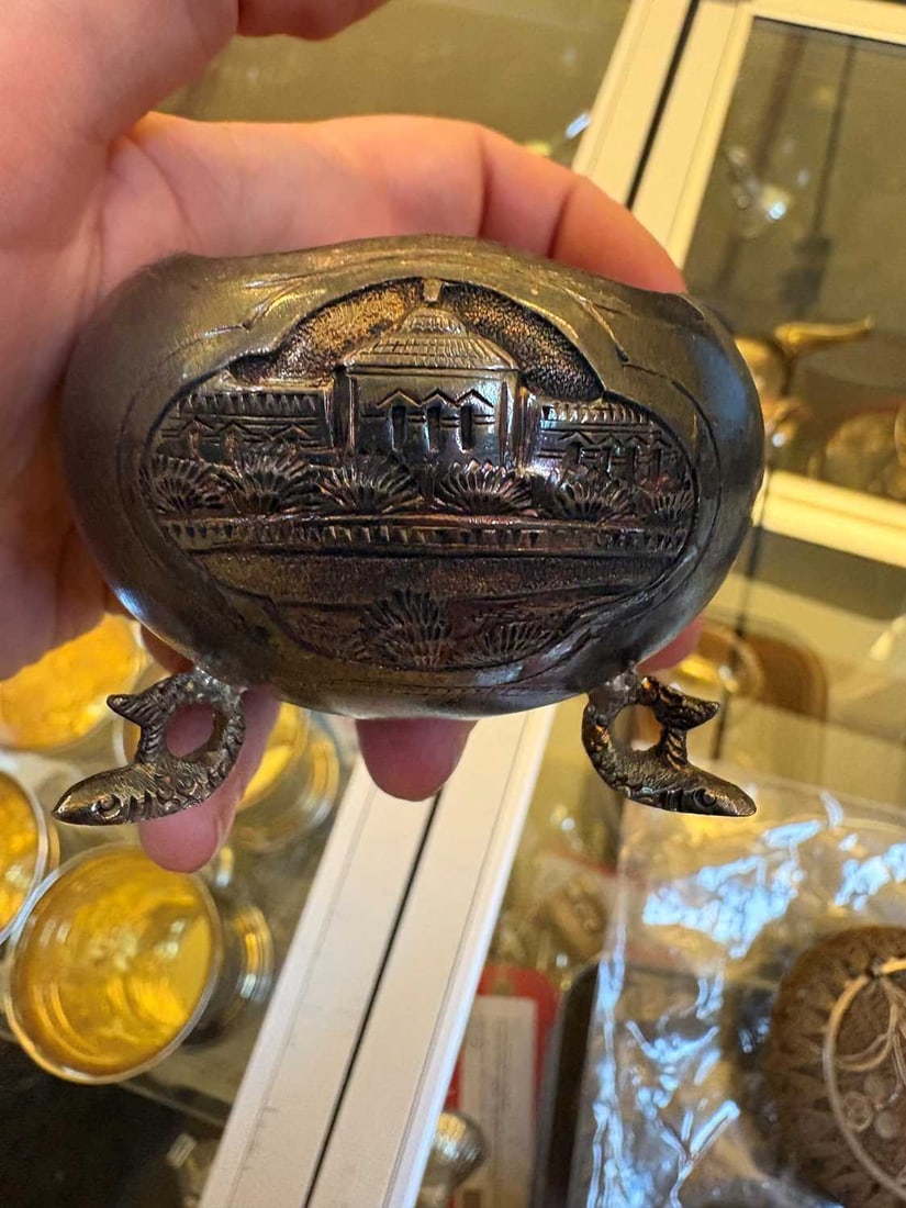 A group of assorted silver items, - 15