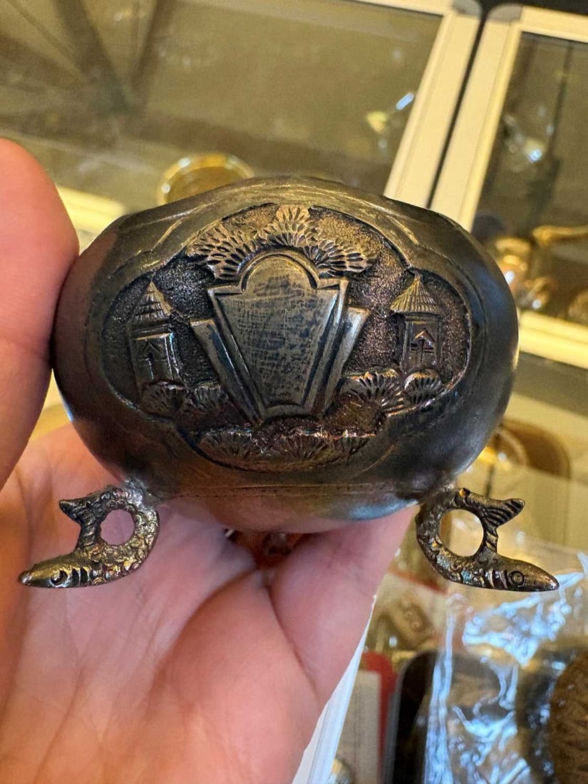 A group of assorted silver items, - 6