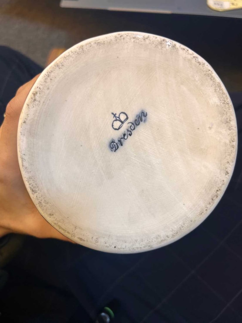 A pair of Dresden porcelain vases and covers, 20th century, - 3