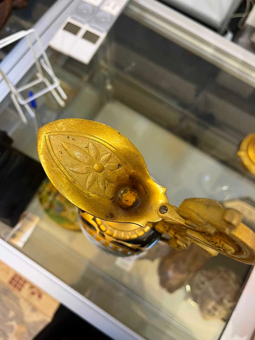 A pair of ormolu-mounted porcelain ewers, 19th century, - 16