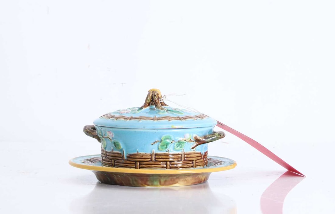 A George Jones Majolica lidded dish and plate, 19th century, (1 of 2)