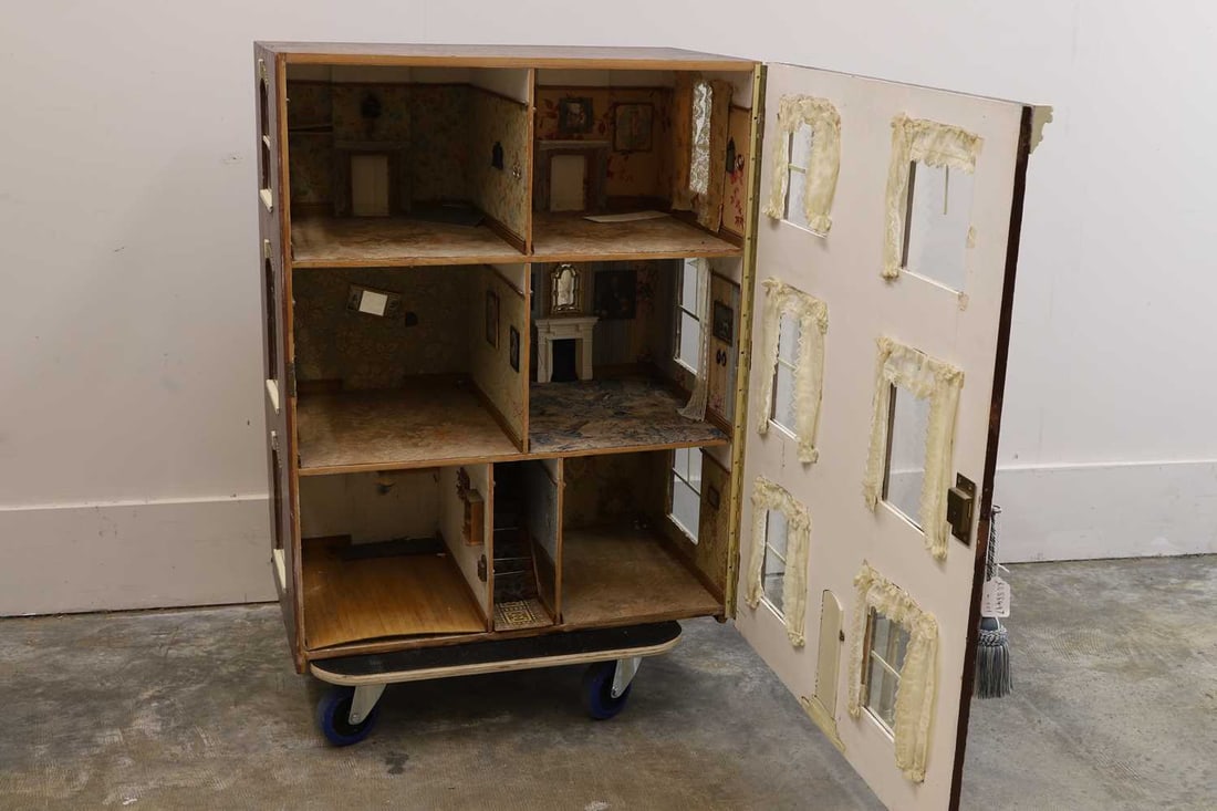 A Victorian three-story painted doll's house late 19th century - 3