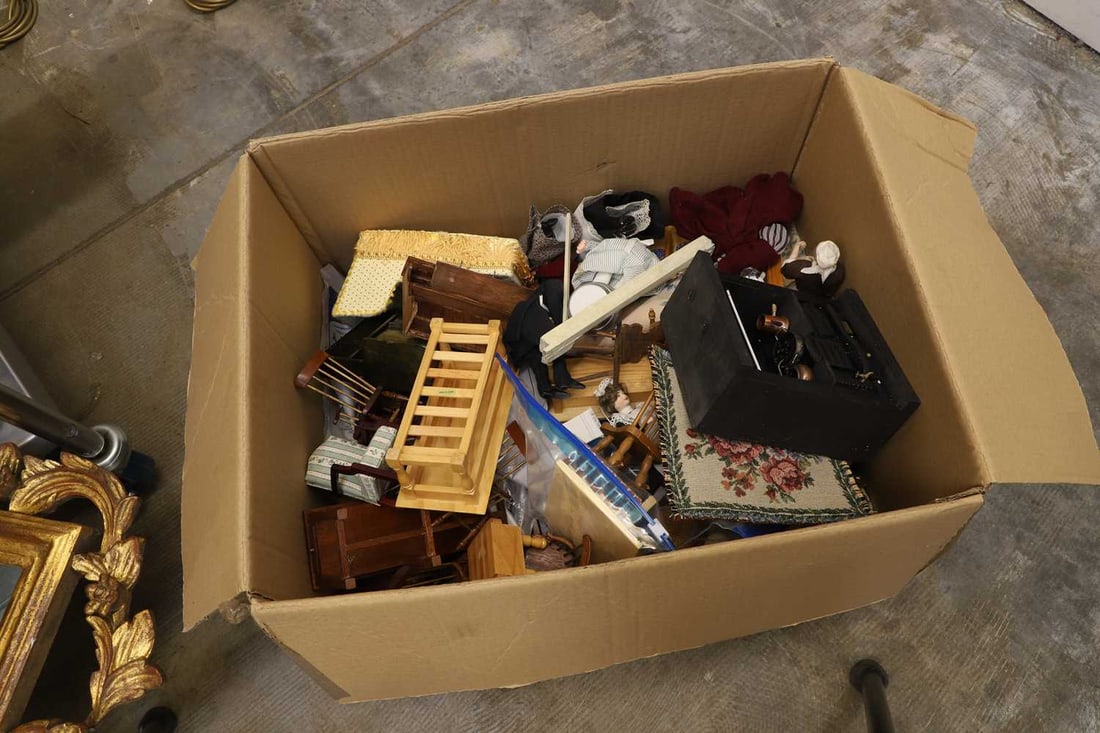 A Victorian three-story painted doll's house late 19th century - 4