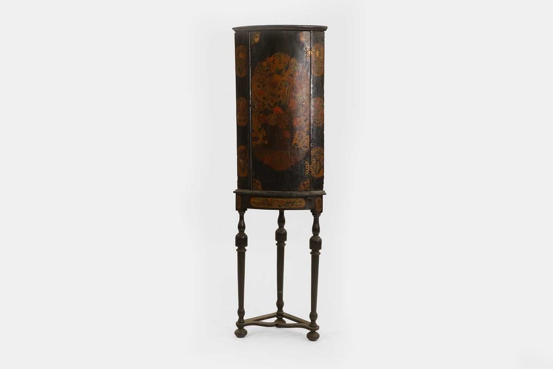 A chinoiserie painted wooden corner cabinet on stand, 19th century, Dutch, (1 of 4)
