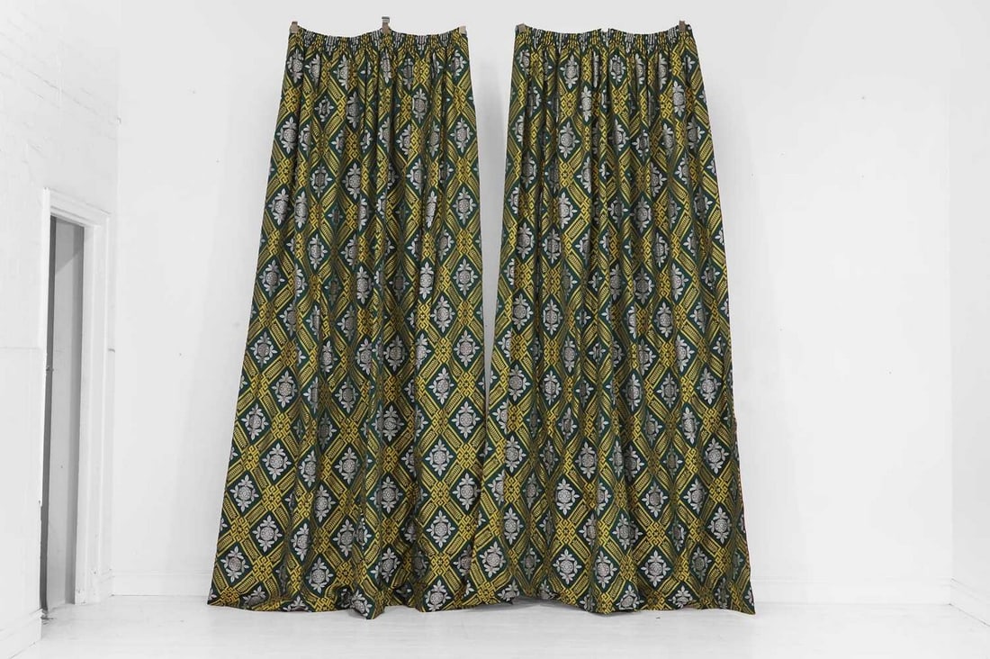 A set of bed crown canopy curtains in Tassinari & Chatel silk, of recent manufacture, (1 of 11)