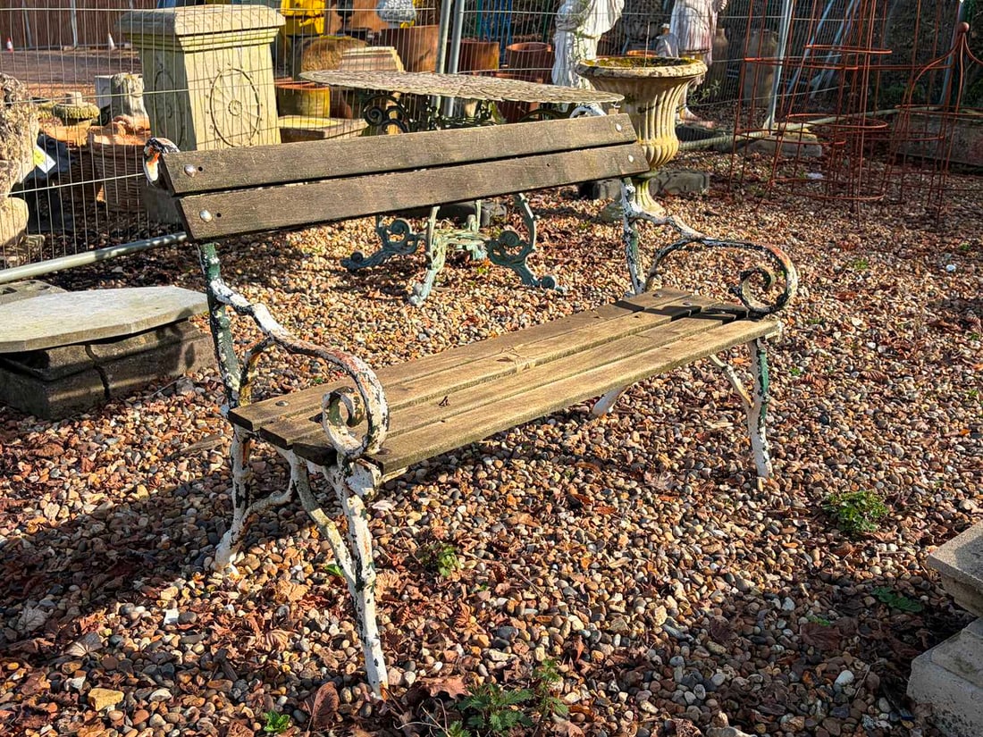 A painted cast iron and wooden bench, of recent manufacture, (1 of 1)