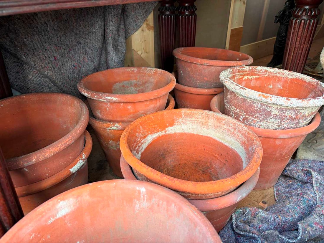 Sixteen various unglazed terracotta garden pots, and a large conservatory pot, 20th century, - 3