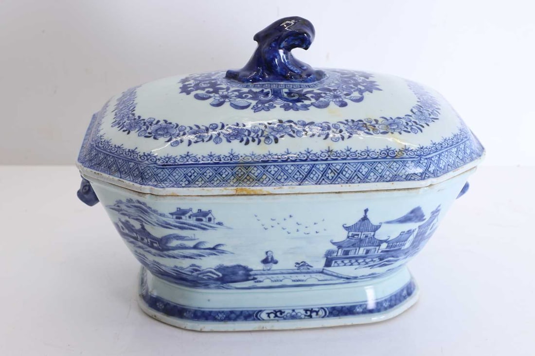 A Chinese export blue and white tureen and cover, 19th century, (1 of 3)