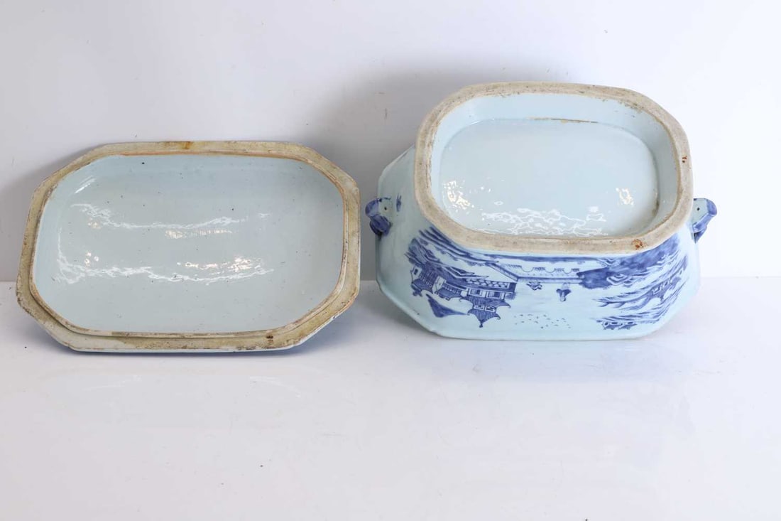 A Chinese export blue and white tureen and cover, 19th century, - 3