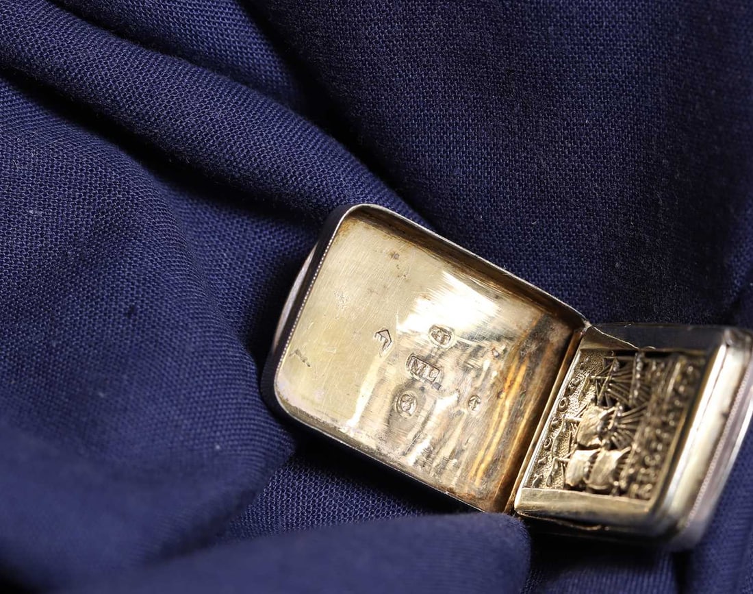 A George III commemorative Nelson silver vinaigrette, - 2