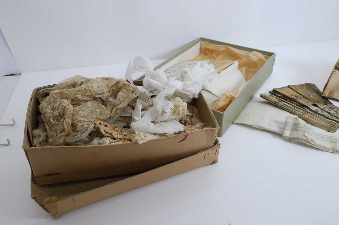 A collection of linen and lace items, late Victorian and later, - 2