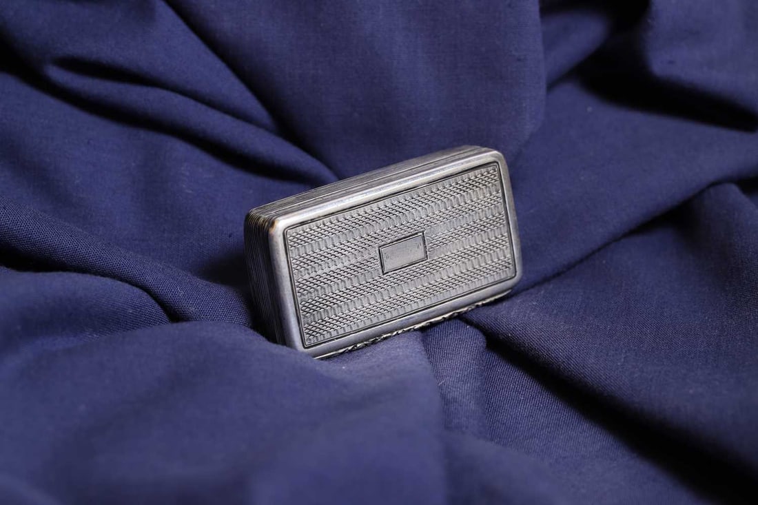 A collection of three snuff boxes,: A collection of three snuff boxes, to include a William IV silver snuff box, by Edward Smith, Birmingham 1833, with engine turned decoration, complete with a gilt interior, the second a George III