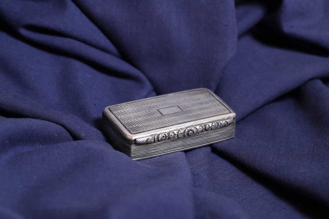 A collection of three snuff boxes, - 6