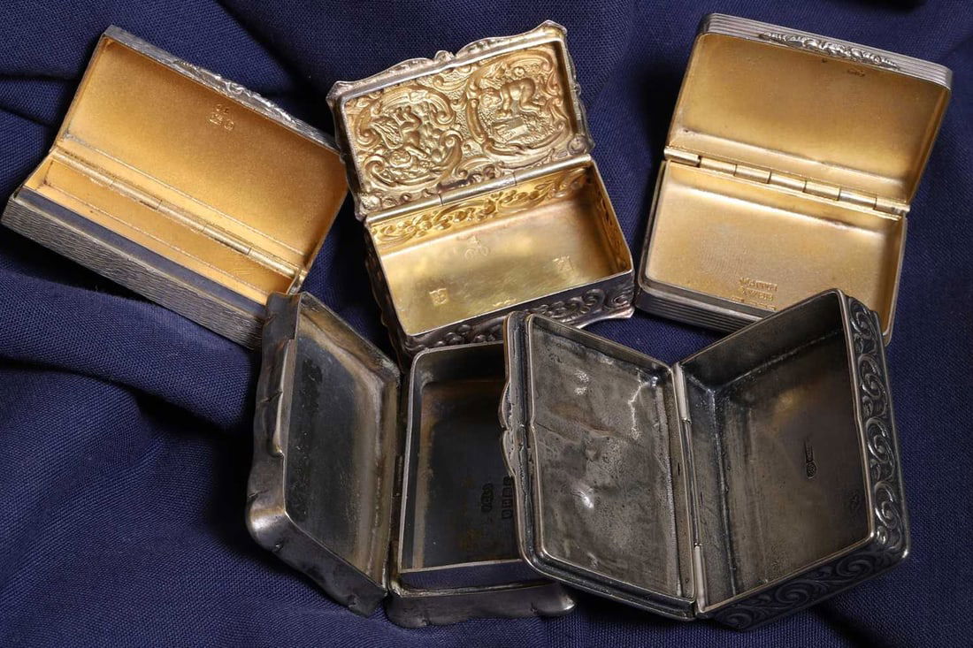 A silver 'Castle Top' vinaigrette and a group of five silver snuff boxes, - 3