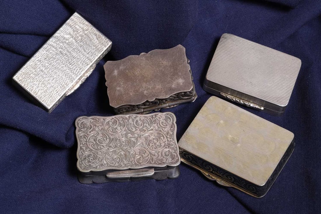 A silver 'Castle Top' vinaigrette and a group of five silver snuff boxes, - 4