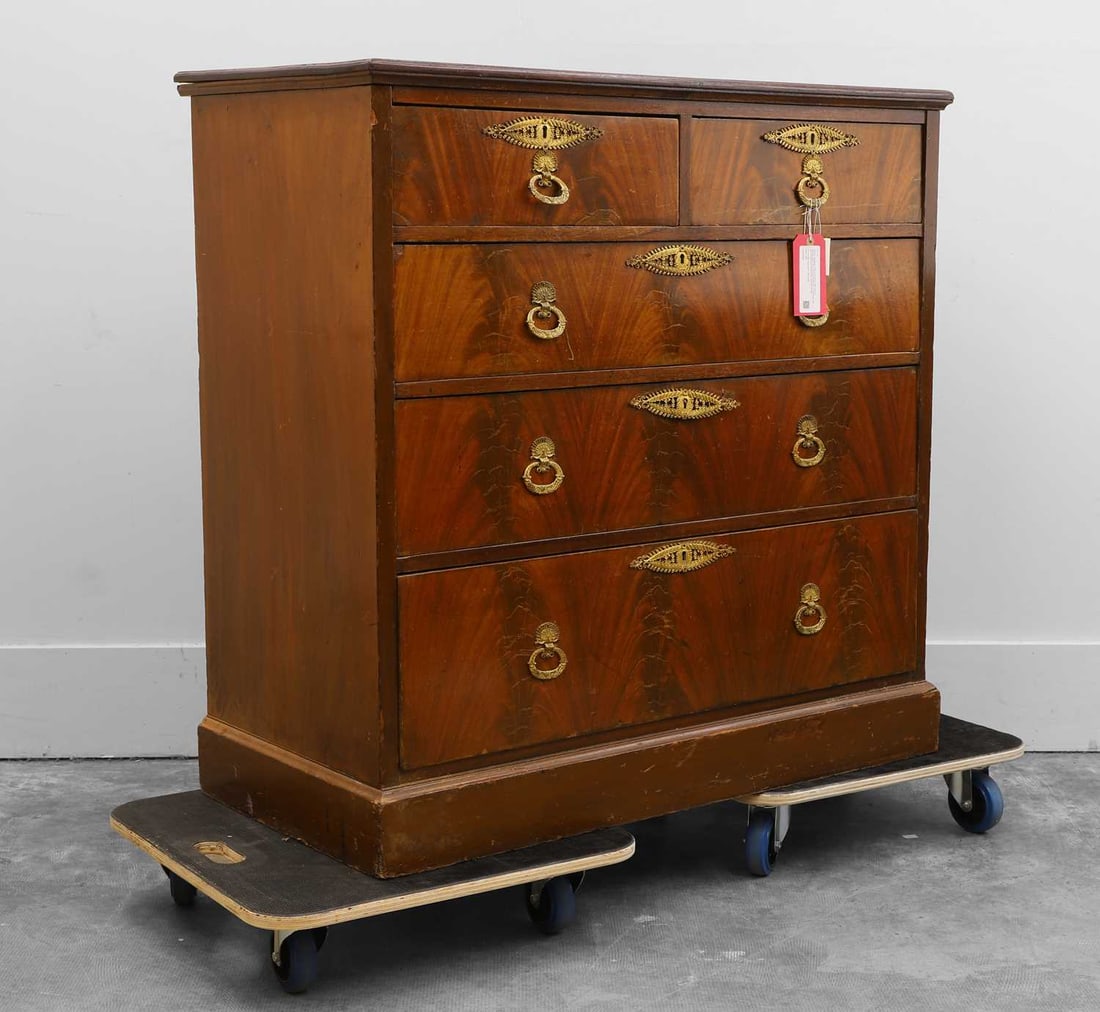 A flame mahogany chest of drawers, 20th century, - 2