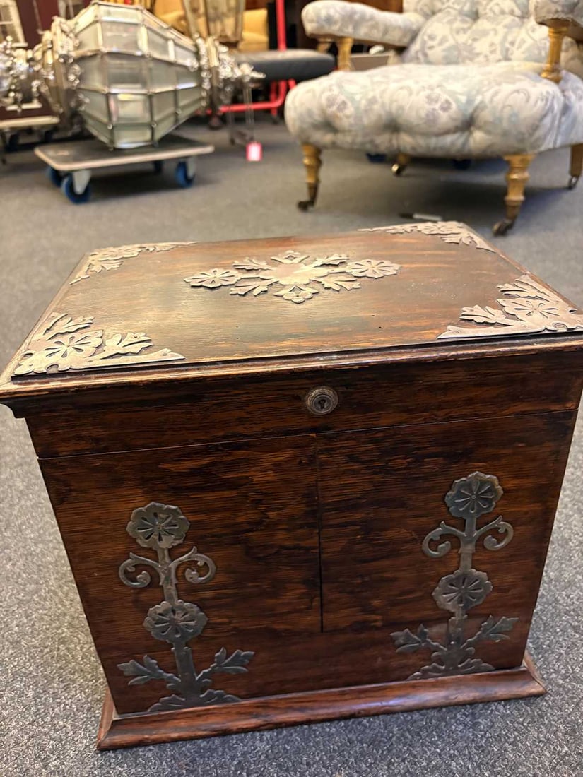 A late Victorian oak travelling tantalus with cut glass decanters and glasses, late 19th century, - 16