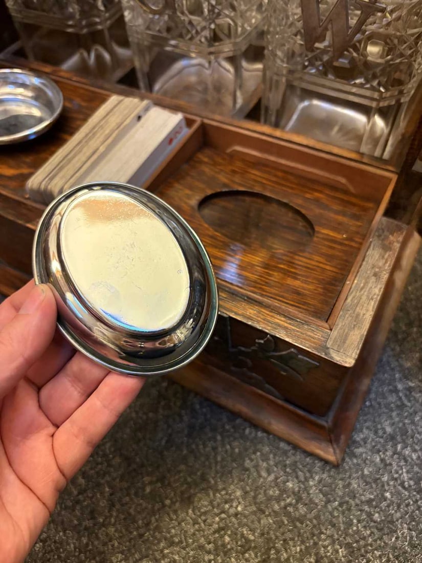 A late Victorian oak travelling tantalus with cut glass decanters and glasses, late 19th century, - 4