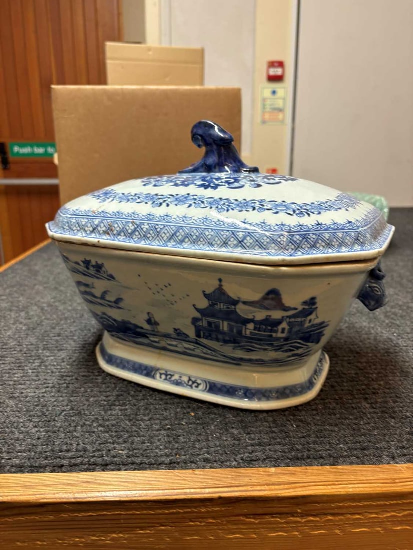 A Chinese export blue and white tureen and cover, 19th century, - 19