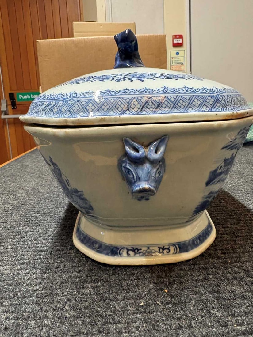 A Chinese export blue and white tureen and cover, 19th century, - 20