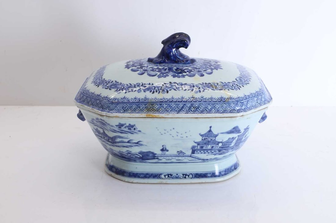 A Chinese export blue and white tureen and cover, 19th century, - 2