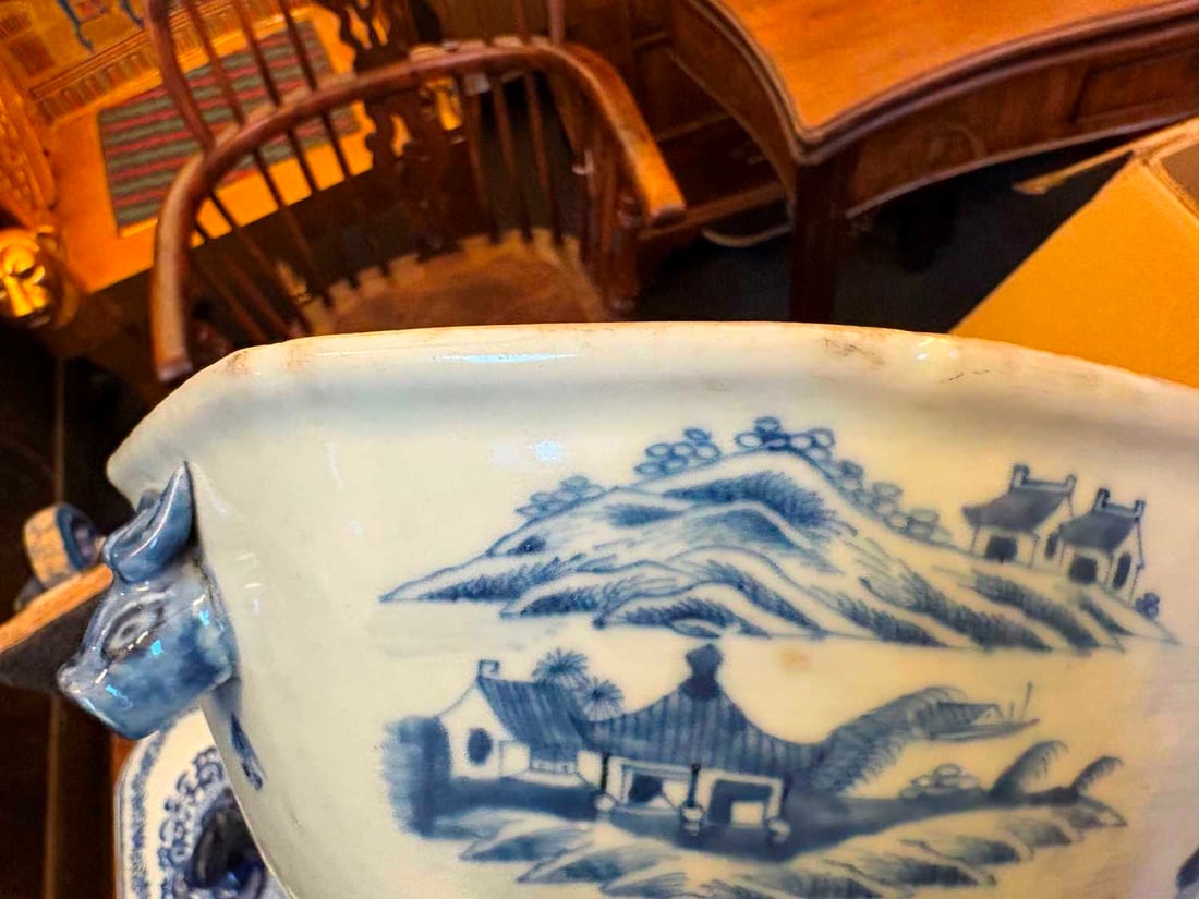 A Chinese export blue and white tureen and cover, 19th century, - 5