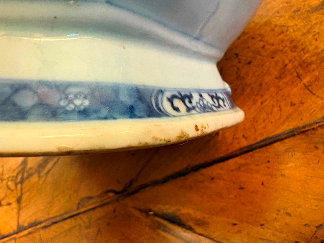 A Chinese export blue and white tureen and cover, 19th century, - 6