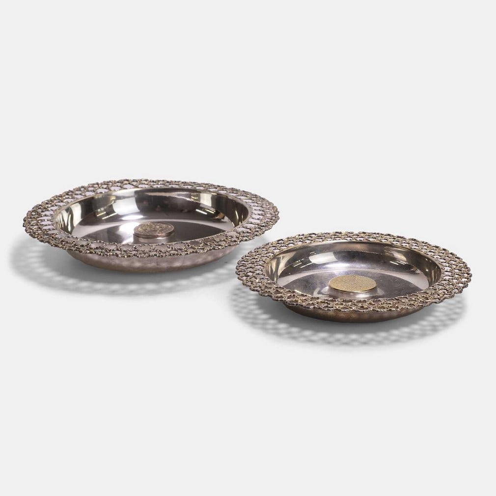 ▲ Stuart Devlin (Australian-British, 1931-2018), two silver and silver-gilt coin dishes,: ▲ Stuart Devlin (Australian-British, 1931-2018), two silver and silver-gilt coin dishes, comprising a larger example, dated London, 1977, created for the Silver Jubilee of Queen Elizabeth II, th