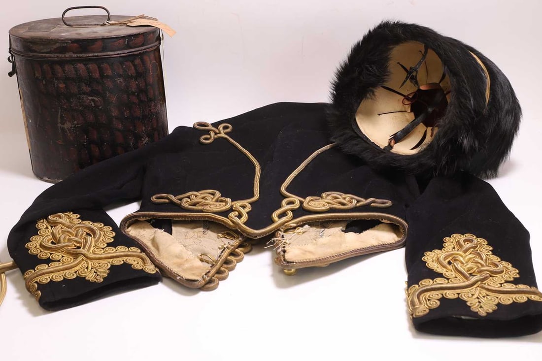 A Royal Horse Artillery Captain's dress jacket and busby hat, 19th/20th century, - 3