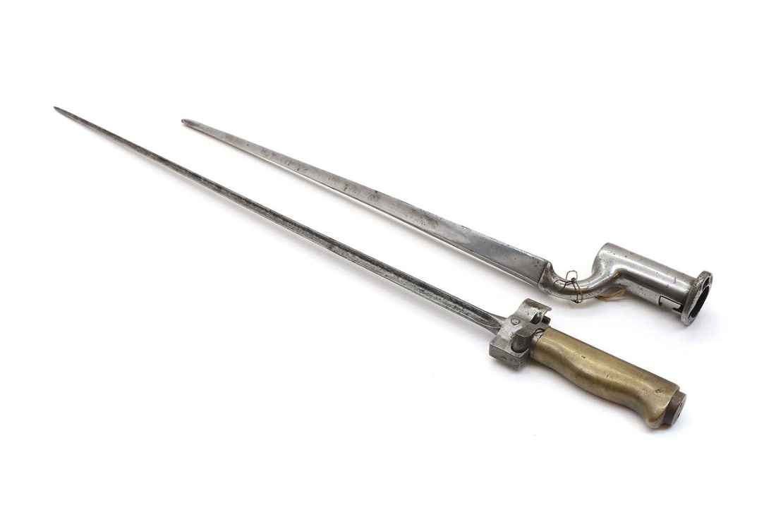 A French Lebel bayonet, - 2