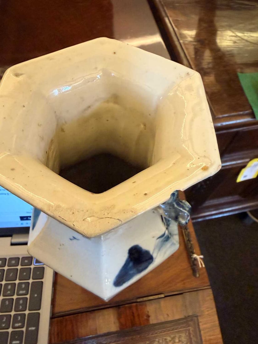 Two Chinese blue and white ceramics, 18th century, - 6