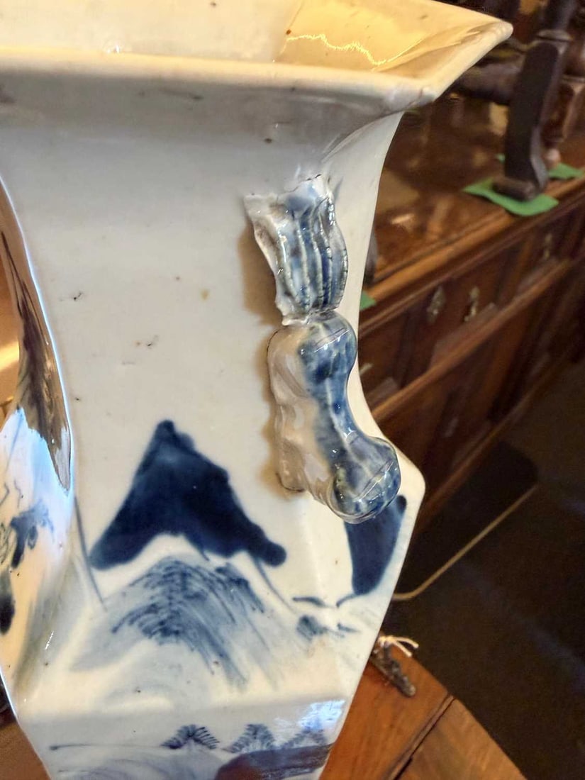 Two Chinese blue and white ceramics, 18th century, - 7