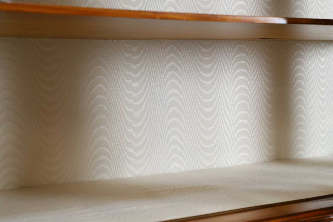 An Edwardian satinwood and painted Sheraton Revival display cabinet, c.1900, - 3