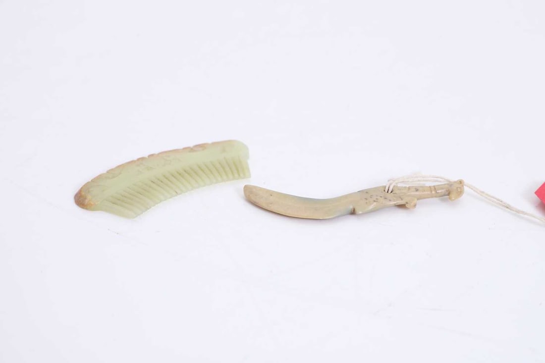 A Chinese carved jade comb, 20th century, (1 of 1)