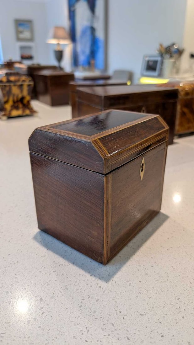 A crossbanded rosewood tea caddy, early 20th century, - 2