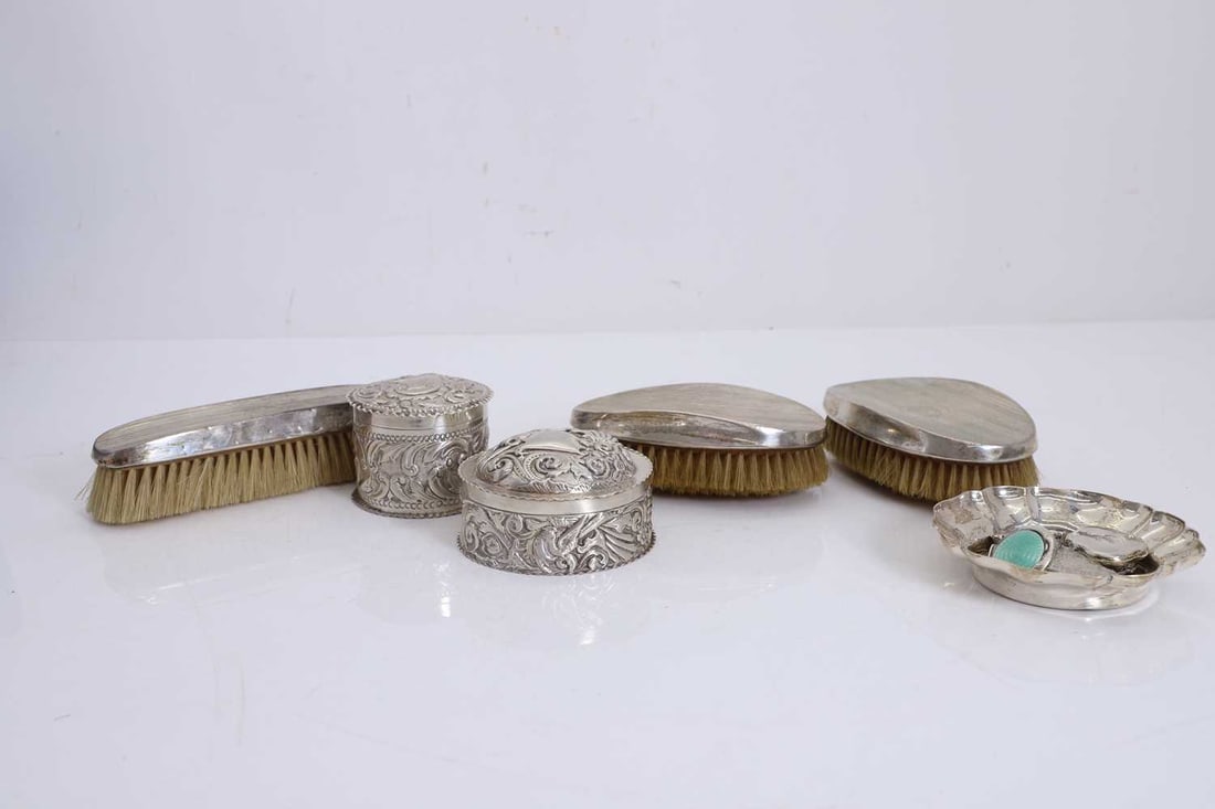 A collection of silver dressing table items, (1 of 1)