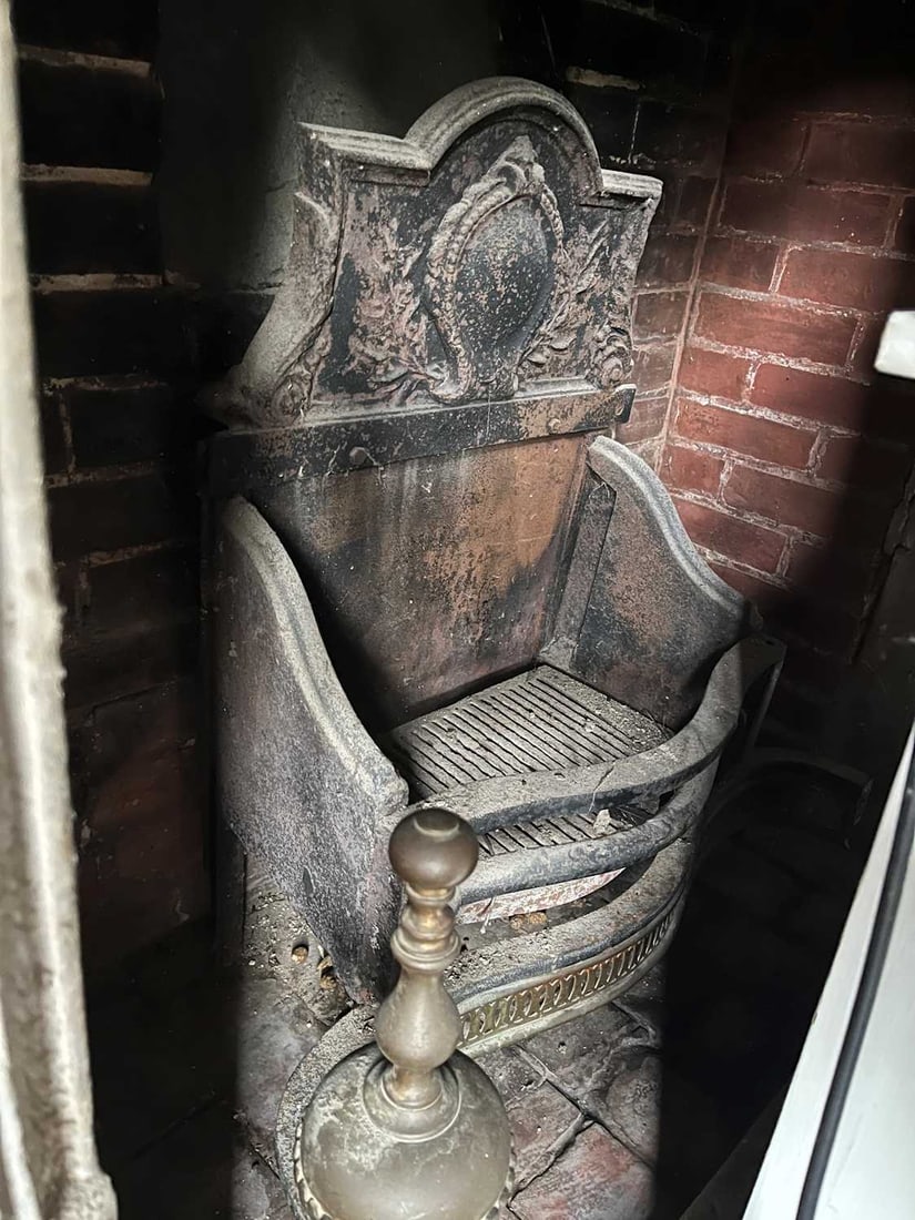 A cast iron and brass fire grate with decorative backplate, late 19th to early 20th century, - 2