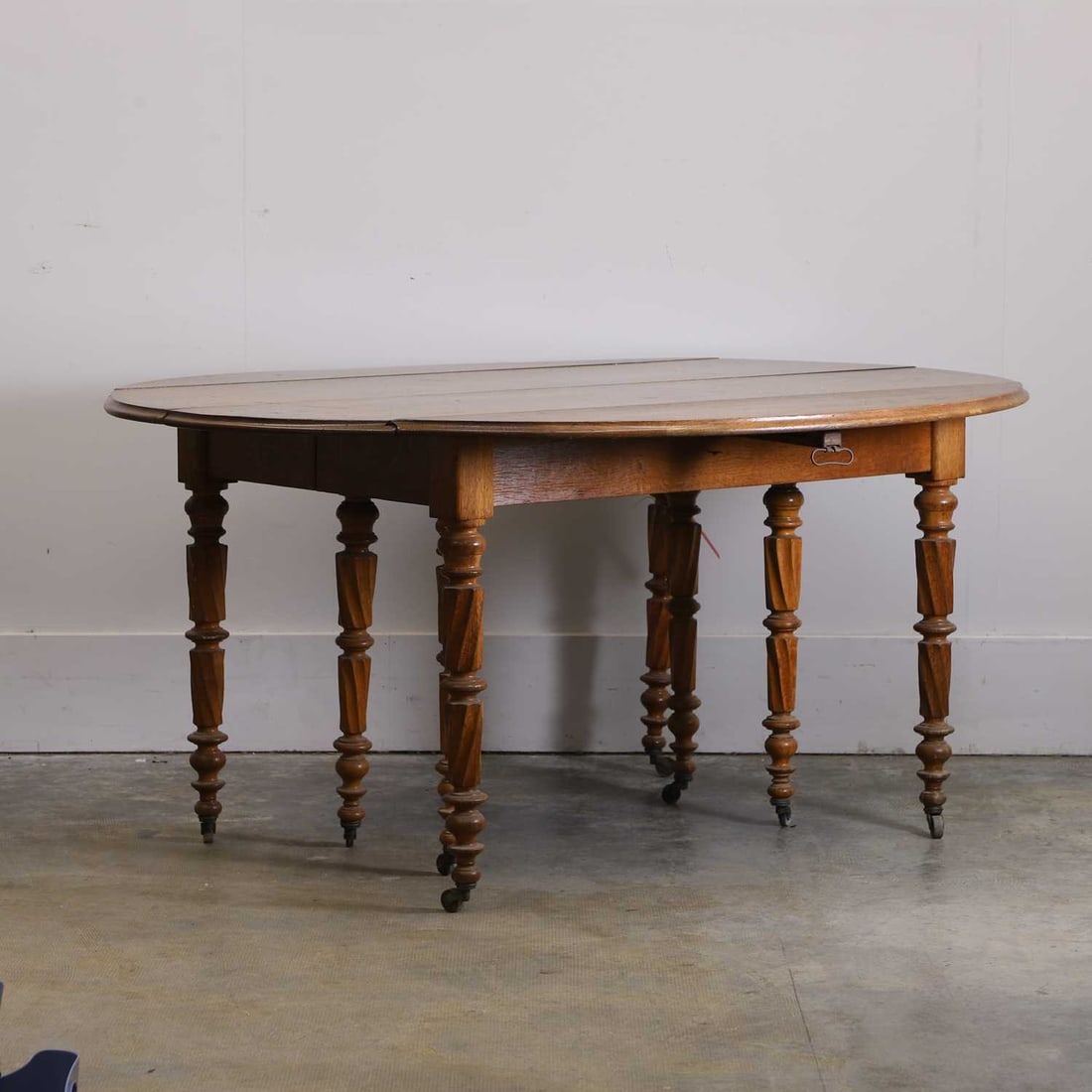 An extending French drop leaf oak table, 19th century, - 8