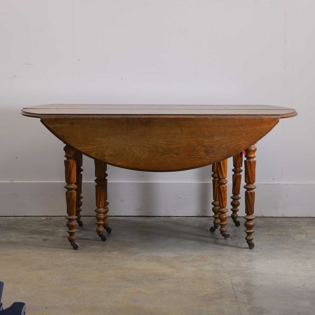 An extending French drop leaf oak table, 19th century, - 9