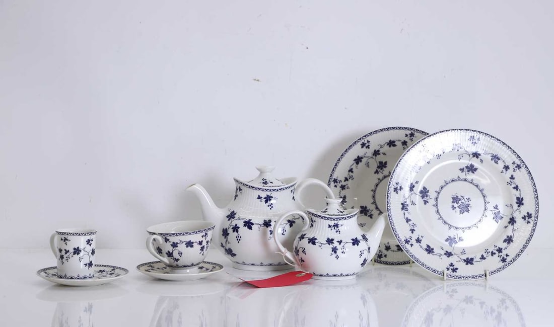 A large collection of Royal Doulton 'Yorktown' dinner and tea wares, of recent manufacture, (1 of 2)