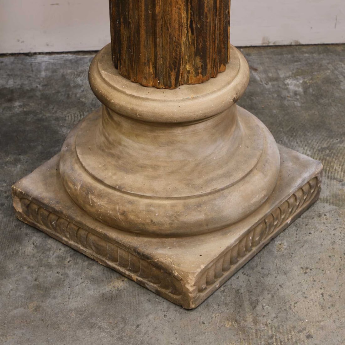 A pair of large French carved Corinthian columns, 20th century, - 7