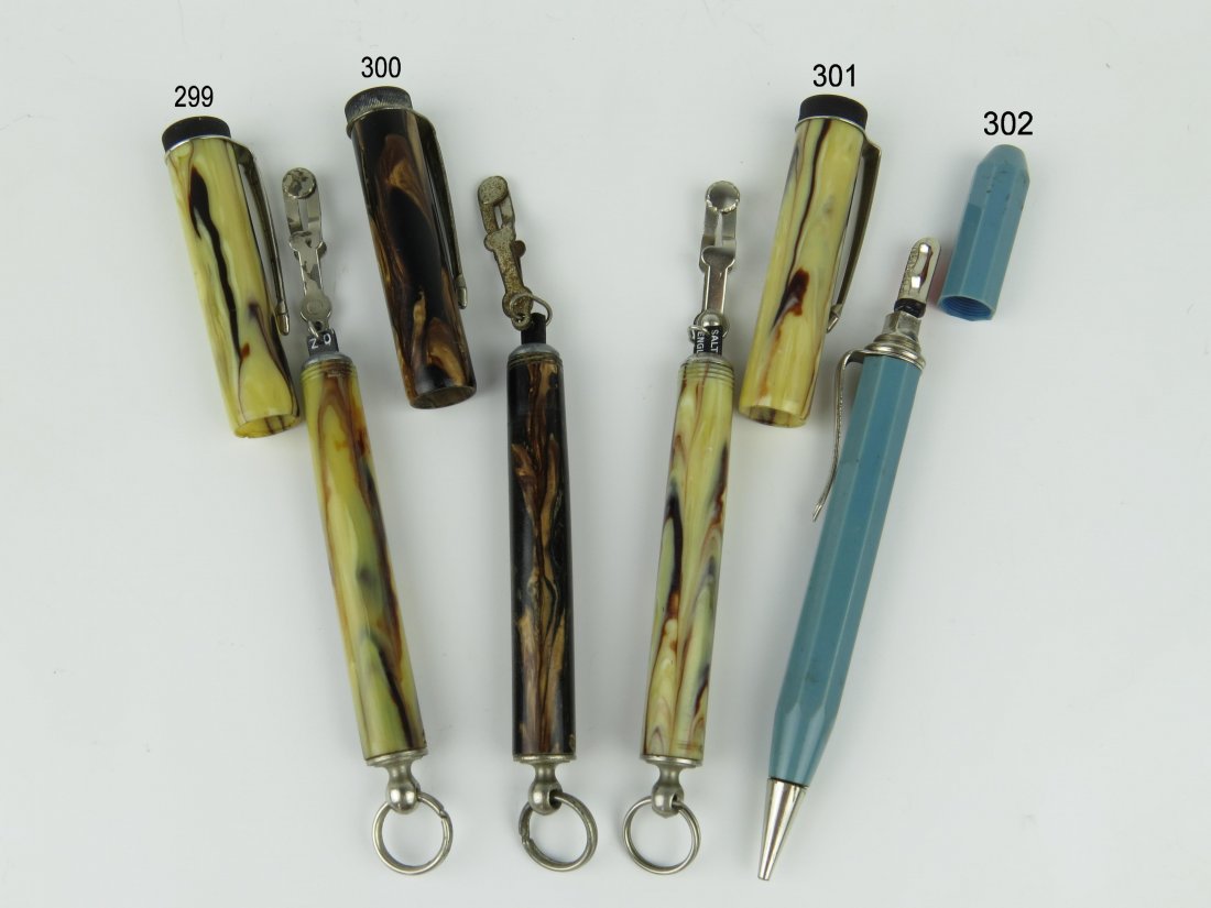 Salter, a fountain pen type spring postal scale, c.194: Salter, a fountain pen type spring postal scale, c.1940, within a marbled Bakelite case, capacity 8oz, 13.7cm long (excluding loop)