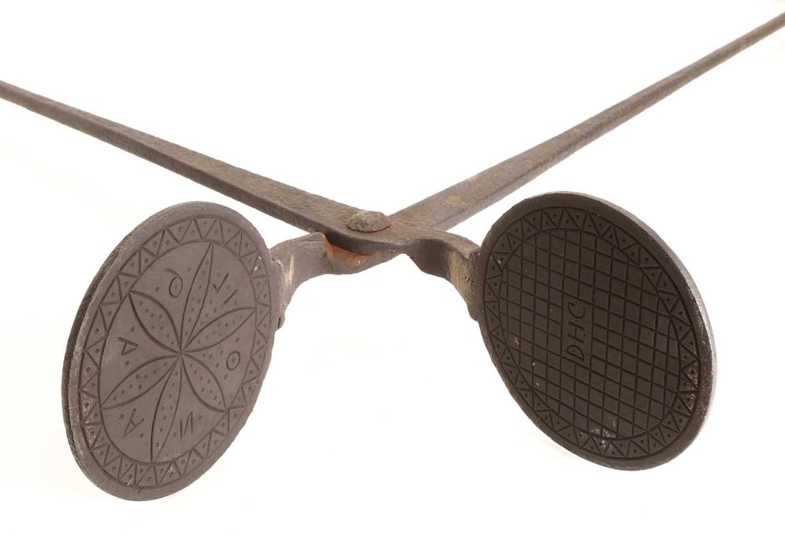 A wrought iron waffle iron, 19th century, - 2